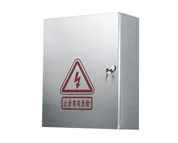 JXF系列掛墻式控制箱是一種根據(jù)元件型號(hào)、規(guī)格、數(shù)量設(shè)計(jì)組裝成各種控制功能的不銹鋼配電箱，由于箱體的尺寸大小可以任意選擇，使結(jié)構(gòu)緊密到相當(dāng)完善的組合。掛墻式安裝…